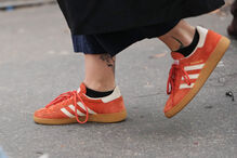 Ténis Adidas Spezial laranja com atacadores e sola castanha