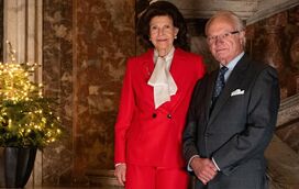 Uma patuda de 'sangue azul'. O rei Carlos Gustavo e a rainha Sílvia da Suécia apresentam a nova mascote, Bonnie