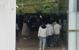 Sob forte comoção, corpo de Maycon Douglas chega ao crematório de Leiria, onde decorrem as cerimónias fúnebres