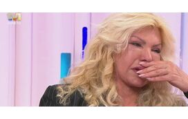 Expulsa de programa, em sofrimento com a morte trágica do sobrinho e acusada de não pagar o que deve! Os dias negros de Kina