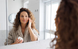 Rotina anti-rugas em saldos! Os melhores produtos para a deixar com uma pele jovem