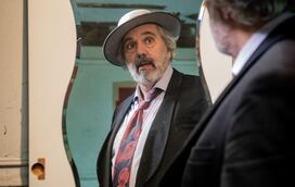 Regresso aos palcos: Ena Pá 2000 em alta depois de candidatura de Manuel João Vieira