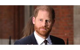 Príncipe Harry emociona-se em tribunal: "Tornaram a vida da minha mulher um verdadeiro inferno"