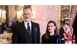 De regresso à normalidade e cheia de glamour! Letizia aposta no veludo azul escuro para receber Corpo Diplomático