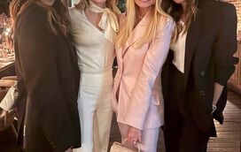 Sorriso forçado? Victoria Beckham reaparece pela primeira vez depois do escândalo... ao lado das amigas Spice Girls!