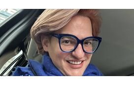 "Vamos ser mais sérios!" Conheça João Carreira, o extravagante cabeleireiro que é um fenómeno das redes sociais