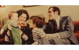 O bebé presidencial mais fofo do pós 25 de Abril: Miguel Eanes, o menino que andou de mão dada com um Papa, virou surfista e acabou pai e farmacêutico