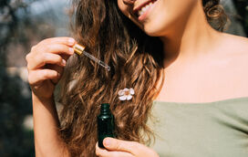 Os melhores óleos hidratantes para acabar com o cabelo crespo e dar aquele toque de seda