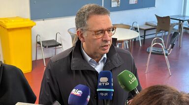 "Votei com muita emoção e esperança": António José Seguro exerce o direito de voto nas Caldas da Rainha