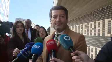 "A democracia ganha quando participamos": André Ventura vota e apela à ida às urnas