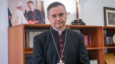 Cardeal D.Américo Aguiar apanha valente susto em direto no NOW, com o momento do golo de Trubin 