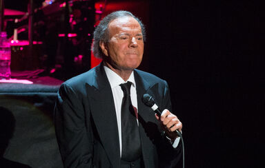 Julio Iglesias nega acusações de assédio e escravidão em mansões em Punta Cana e Bahamas