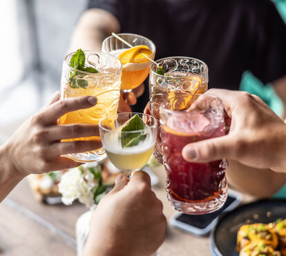 Na noite sim, mas álcool free! O que está a dar é estar sóbrio, mas de copo na mão