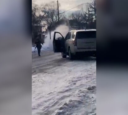 O momento em que Renee Good é baleada por agente do ICE nos EUA 