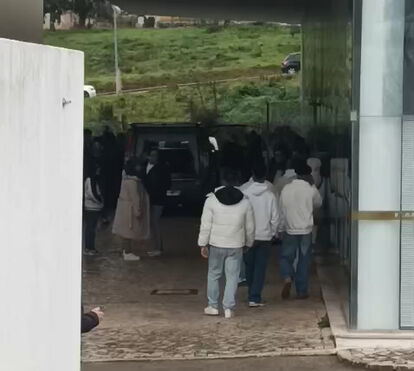Sob forte comoção, corpo de Maycon Douglas chega ao crematório de Leiria, onde decorrem as cerimónias fúnebres