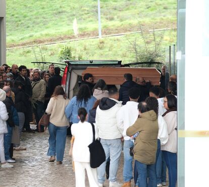 Muitos aplausos no momento em que o caixão de Maycon Douglas entra no crematório, numa sentida despedida do ex-concorrente da 'Casa dos Segredos'