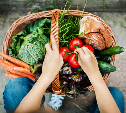 Desembalar menos e descascar mais! Saiba quais as recomendações da nova pirâmide alimentar e que alimentos deve incluir no dia a dia