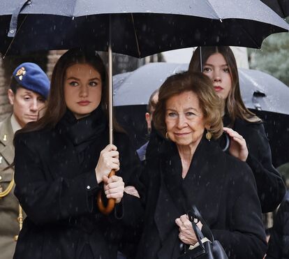 Dor profunda. Rainha Sofia amparada pelas netas no último adeus à irmã