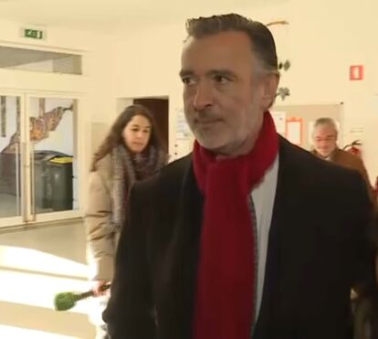 João Cotrim de Figueiredo vota acompanhado pela neta e deixa mensagem