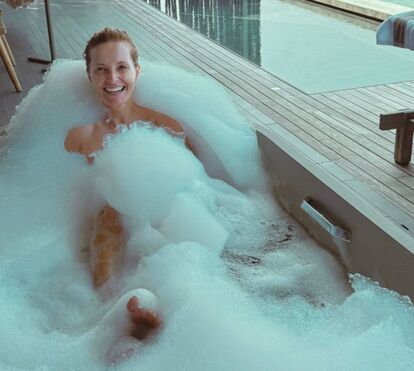 Amor, banhos de espuma e uma cabana. As imagens mais íntimas da viagem de Cristina Ferreira pelo mundo