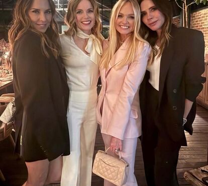 Sorriso forçado? Victoria Beckham reaparece pela primeira vez depois do escândalo... ao lado das amigas Spice Girls!