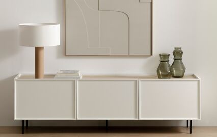 Móvel de TV neutro, elegante e um toque de luxo para a sala