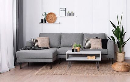 Novo sofá cinzento em promoção para renovar a decoração da sala