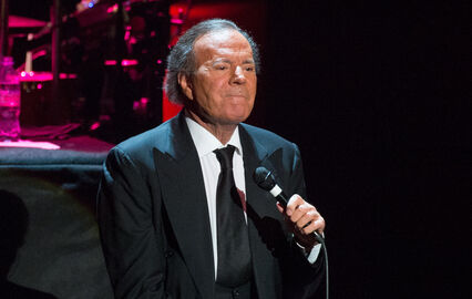Julio Iglesias nega acusações de assédio e escravidão em mansões em Punta Cana e Bahamas