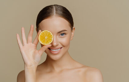 Pele cuidada com gotas e um toque cítrico para vitalidade