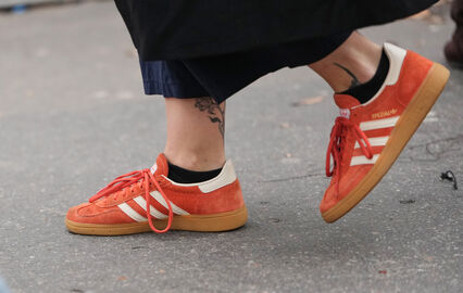 Ténis Adidas Spezial laranja em destaque nas tendências da primavera