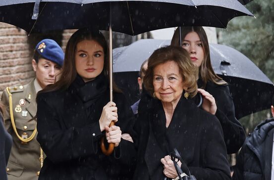 Rainha Sofia com netas no funeral da irmã