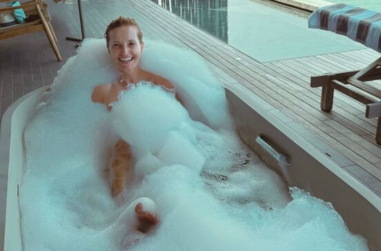 Cristina Ferreira relaxa numa banheira de espuma durante viagem com João Monteiro