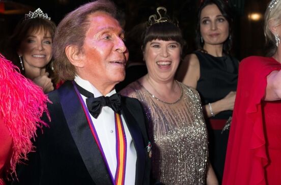 Joana Vasconcelos inaugura exposição em Roma, um tributo a Valentino.
