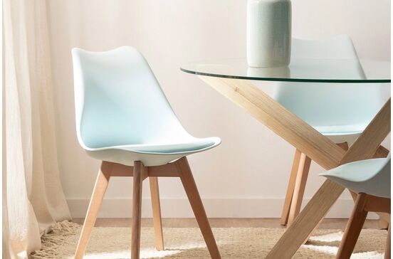 Cadeiras a 20 euros renovam a decoração da casa