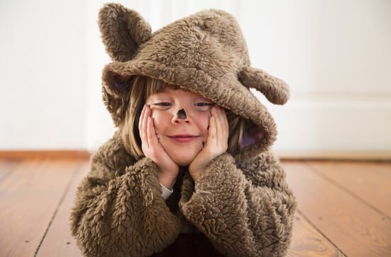 Criança disfarçada com fato de urso no Carnaval de 2026