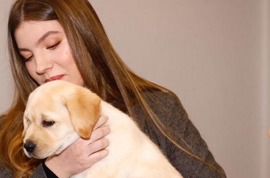 Infanta Sofia encanta ao surgir com um cachorrinho