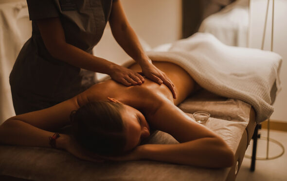 Massagem relaxante nas costas para bem-estar