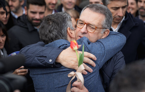 António José Seguro regressa e abraça apoiante. Mantém casa nas Caldas