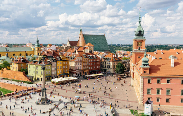 Praça do Castelo em Varsóvia, um dos destinos de viagem de 2026 segundo o The New York Times