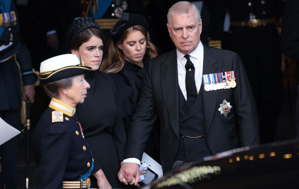 Príncipe André com Beatrice e e Eugenie