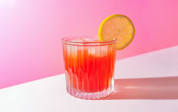 Tendências para festas em 2026 incluem amigos, telas e cocktails sem álcool