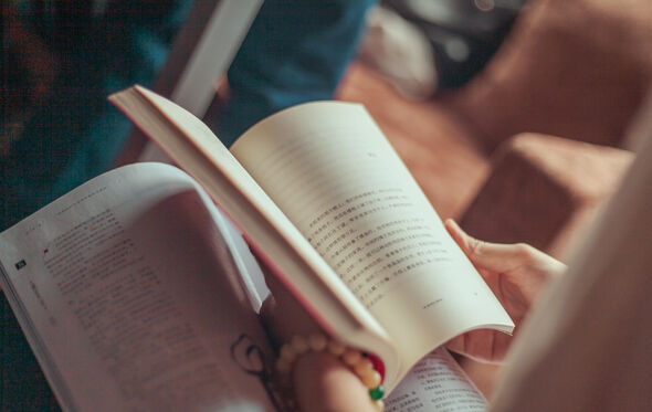 Leitura de um livro em língua asiática.
