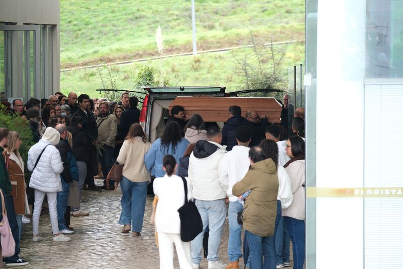 Última despedida a Maycon Douglas com comoção e populares