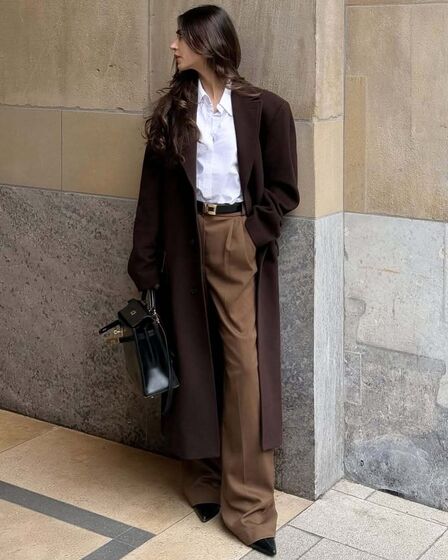 Calças castanhas de alfaiatariaCalças castanhas de alfaiataria:Hora de pôr as calças de ganga em 'standby'! Saiba o que usar nestes primeiros meses de 2026