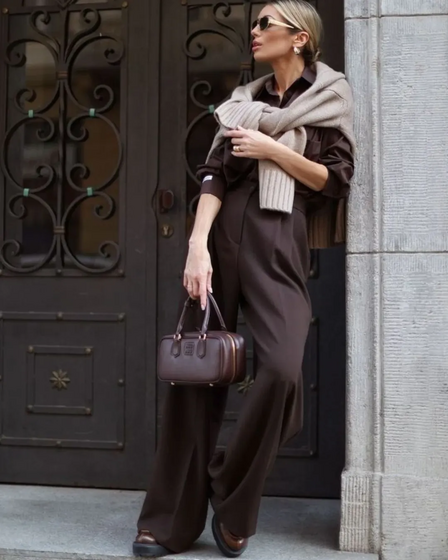 Calças castanhas de alfaiatariaCalças castanhas de alfaiataria:Hora de pôr as calças de ganga em 'standby'! Saiba o que usar nestes primeiros meses de 2026