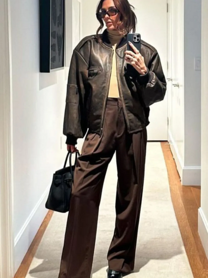 Calças castanhas de alfaiatariaCalças castanhas de alfaiataria:Hora de pôr as calças de ganga em 'standby'! Saiba o que usar nestes primeiros meses de 2026