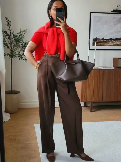 Calças castanhas de alfaiatariaCalças castanhas de alfaiataria:Hora de pôr as calças de ganga em 'standby'! Saiba o que usar nestes primeiros meses de 2026