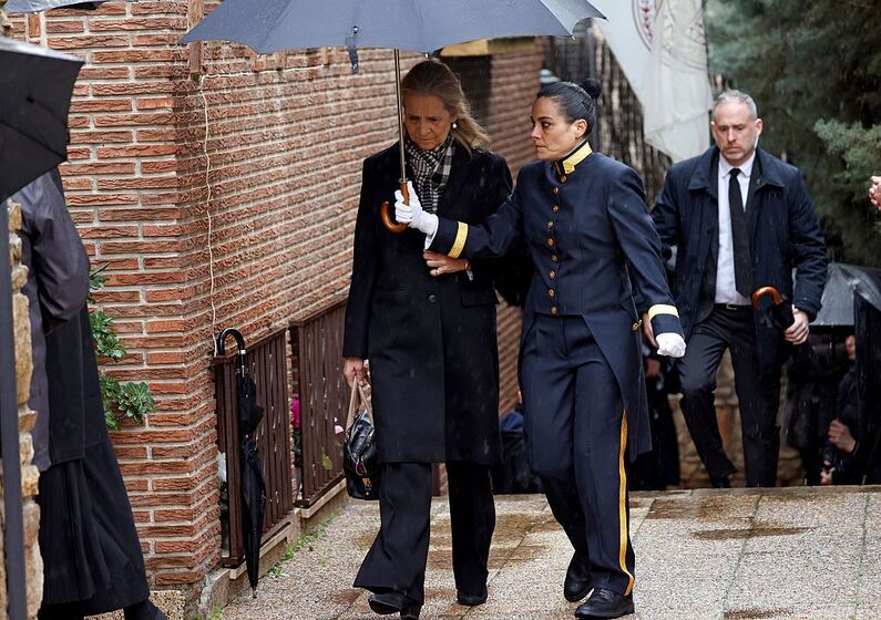 Rainha Sofia apoiada no funeral da irmã