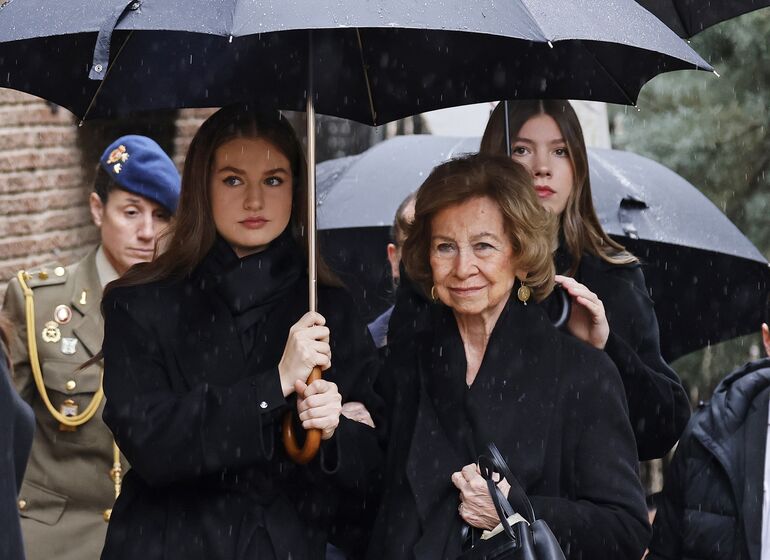 Rainha Sofia com netas no funeral da irmã