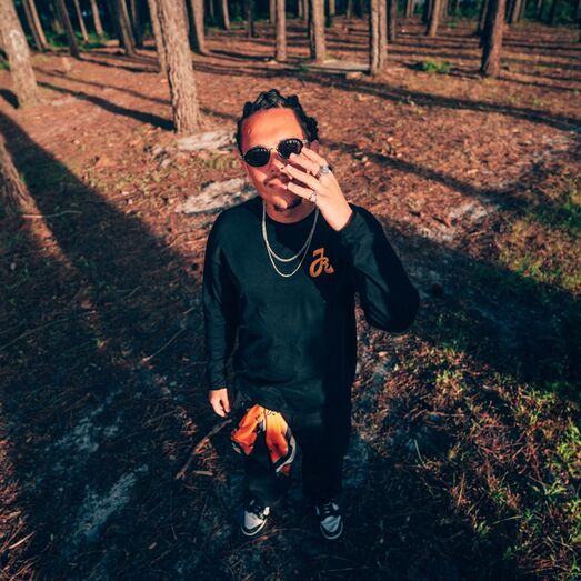 Jovem posa na Nazaré, junto ao farol de São Miguel Arcanjo